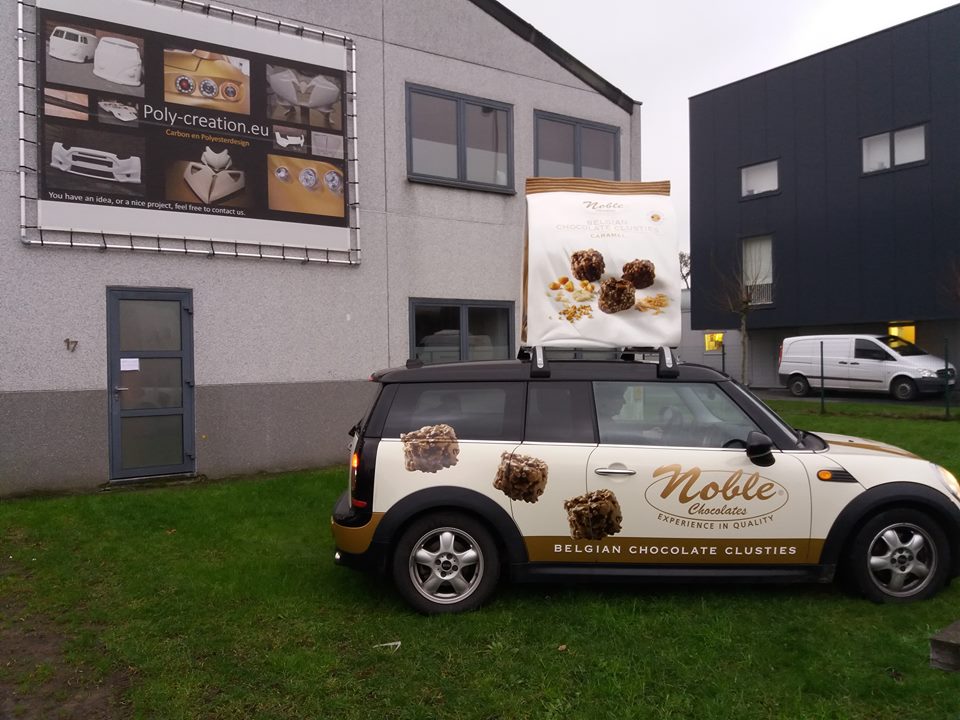 afbeelding van clusties, clustiewagen,promowagen, promotiewagen, reclamewagen, eyecatcher, trompe  l'oeil, blikvanger, blowup blow up, uitvergroten, grote zak, grote snoep,reclameauto, reclame chocola, autoreclame, auto met zak, grote chocolade, publiciteit, publiciteitswagen, publiciteitsstunt, publiciteitswagen, promo, promomateriaal, promotiemateriaal, reclameobject, theatralisatie,winkeldecoratie,blowups, eyecatchers, 3D object, polyester maatwerk, polyester vormgeving, prop, sculpteren, decorbouw, thematisatie, theming, propmaker