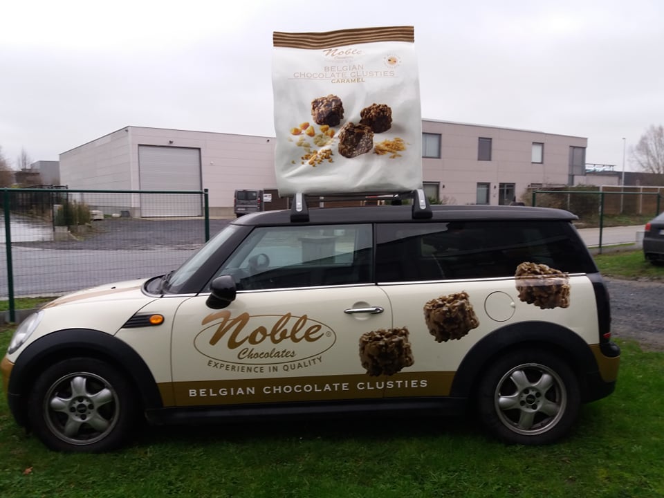 afbeelding van clusties, clustiewagen,promowagen, promotiewagen, reclamewagen, eyecatcher, trompe  l'oeil, blikvanger, blowup blow up, uitvergroten, grote zak, grote snoep,reclameauto, reclame chocola, autoreclame, auto met zak, grote chocolade, publiciteit, publiciteitswagen, publiciteitsstunt, publiciteitswagen, promo, promomateriaal, promotiemateriaal, reclameobject, theatralisatie,winkeldecoratie,blowups, eyecatchers, 3D object, polyester maatwerk, polyester vormgeving, prop, sculpteren, decorbouw, thematisatie, theming, propmaker