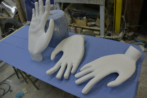 afbeelding van hand, groot hand, hand in polyester, 3D hand, polyester beeld, decor, achtergronddecor, toneel decor, film decor, polyesterdecoratie, eyecatcher, polyester winkeldecoratie, winkeldecoratie, polyesterwerk, polyesterproject, polyester design,  polyester in pretpark,polyester indoorpark, speeltuig in polyester, decor, decorbouw, reclame object, blowups, blow ups, 3D figuur, 3D beeld, figuur in polyester