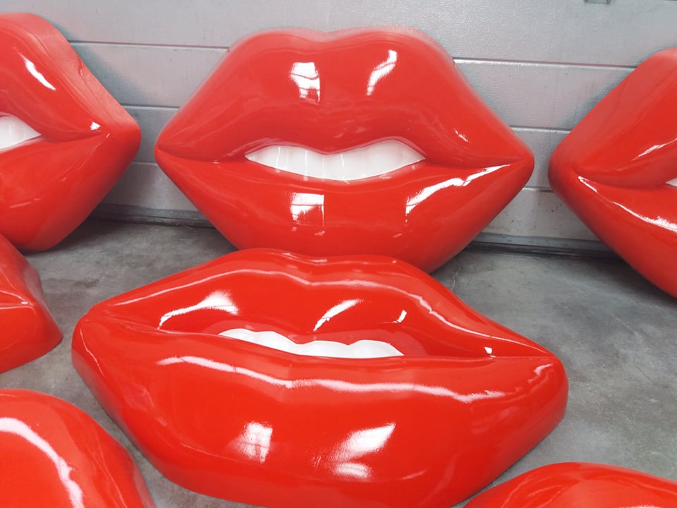 red lips, glossy lips, sweet lips,XL lips, 3D mouth, 3D lips, lip art, large lips in fiberglass, lips in eps, lips in styrofoam, wall decoration, shop decoration, white teeth, teeth in eps, teeth in fiberglass, mouth advertisement, lipeyecatcher, lip blowup, XL lips, handicraft, gag, propmaker, wall prop, dancing decoration, 3D lips, lips sculpt,rote lippen, groe lippen aus polyester, lippen aus eps, lippen aus styropor, wanddekoration, ladendekoration, weie zhne zhne aus eps, zhne aus polyester, mundwerbung, lippenfnger, lippenexplosion, xl lippen, kunsthandwerk, knebel, propmaker, wandsttze, tanzdekoration, 3D Lippen, Lippenskulptur