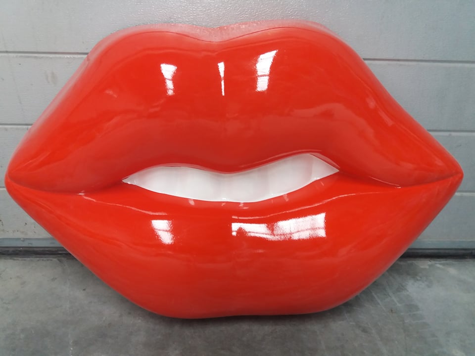 rode lippen, grote lippen in polyester, lippen in eps, lippen in piepschuim, muurdecoratie, winkeldecoratie, witte tanden tanden in eps, tanden in polyester, mondreclame, lipeyecatcher, lip blowup, XL lippen, handwerk, prop, propmaker, muurrekwisiet, dancingdecoratie, 3D lippen, lippen sculpteren