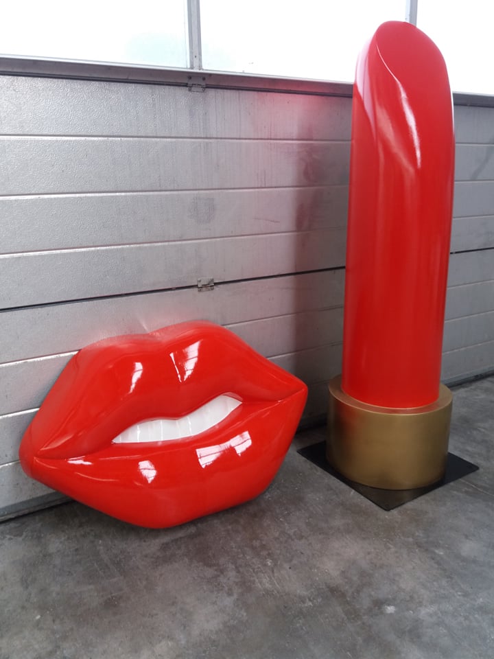 rode lippenstift, grote lippenstift in polyester, lippenstift in eps, lippenstift in piepschuim, muurdecoratie, winkeldecoratie, blowup, XL lippen, handwerk, prop, propmaker, muurrekwisiet, dancingdecoratie,sculpteren