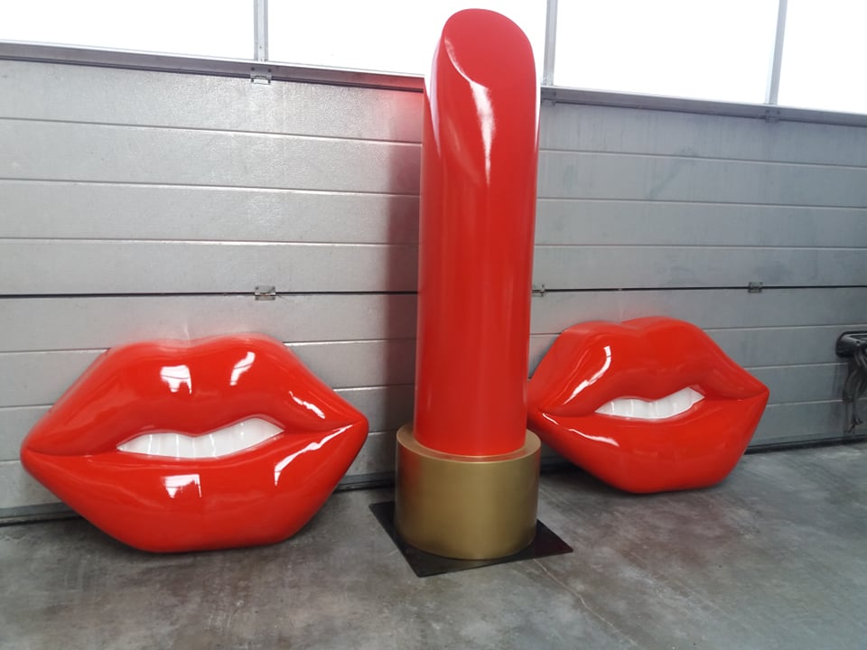 red lips, glossy lips, sweet lips,XL lips, 3D mouth, 3D lips, lip art, large lips in fiberglass, lips in eps, lips in styrofoam,lipstick, big lipstick, XL lipstick, rouge  lvres, gros rouge  lvre, large lipstick,  wall decoration, shop decoration, white teeth, teeth in eps, teeth in fiberglass, mouth advertisement, lipeyecatcher, lip blowup, XL lips, handicraft, gag, propmaker, wall prop, dancing decoration, 3D lips, lips sculpt,rote lippen, groe lippen aus polyester, lippen aus eps, lippen aus styropor, wanddekoration, ladendekoration, weie zhne zhne aus eps, zhne aus polyester, mundwerbung, lippenfnger, lippenexplosion, xl lippen, kunsthandwerk, knebel, propmaker, wandsttze, tanzdekoration, 3D Lippen, Lippenskulptur