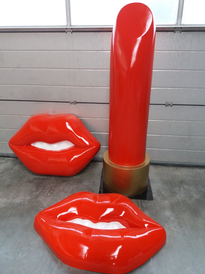 rode lippenstift, grote lippenstift in polyester, lippenstift in eps, lippenstift in piepschuim, muurdecoratie, winkeldecoratie, blowup, XL lippen, handwerk, prop, propmaker, muurrekwisiet, dancingdecoratie,sculpteren