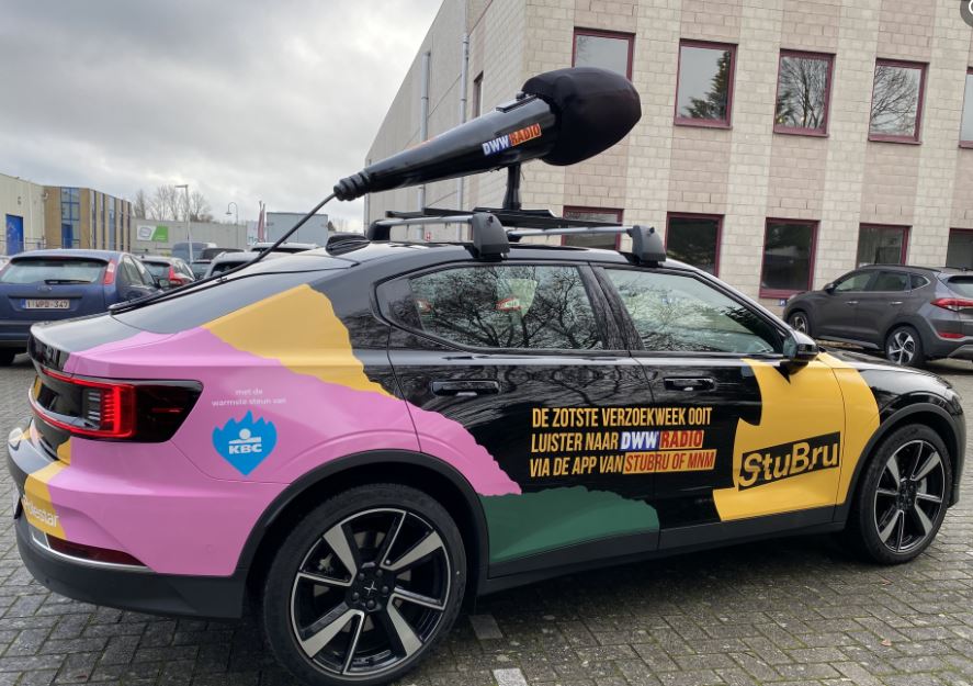 afbeelding van microfoon, 3D microfoon, XL microfoon, microfoon op autodak, microfoon de warmste week, promowagen,dakreclame auto, productvergroting, promotiewagen, reclamewagen,autoreclame,piepschuim, sculpteren in piepschuim, reclameauto,  eyecatcher, trompe  l'oeil, blikvanger, blowup, blow up, uitvergroten,reclameauto,auto met microfoon,publiciteit, publiciteitswagen, publiciteitsstunt, publiciteitswagen, promo, promomateriaal, promotiemateriaal, reclameobject, theatralisatie,winkeldecoratie,blowups, eyecatchers, 3D object, polyester maatwerk, polyester vormgeving, prop, sculpteren, decorbouw, thematisatie, theming, propmaker, sculpting, sculpteren, sculpteerwerk, praalwagen, paradewagen