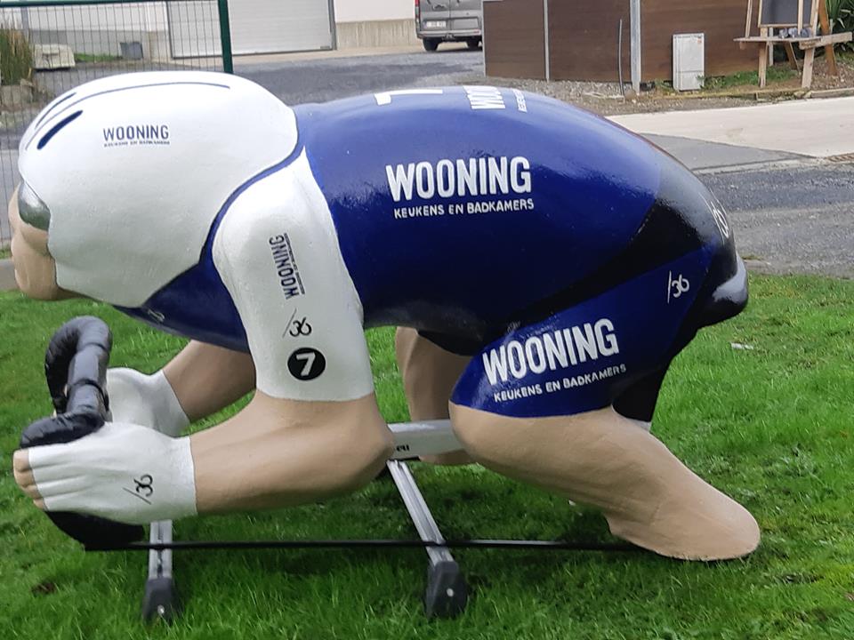 afbeelding van wielrenner, 3D wielrenner, 3D pop, dakreclame auto, productvergroting,promowagen, promotiewagen, reclamewagen,autoreclame,piepschuim, sculpteren in piepschuim, carnavalspop, praalwagen, piepschuim wielrenner, reclameauto,  eyecatcher, trompe  l'oeil, blikvanger, blowup, blow up, uitvergroten, grote wielrenner, grote coureur,reclameauto,wooning zesdaagse, auto met wielrenner, auto met coureur,, publiciteit, publiciteitswagen, publiciteitsstunt, publiciteitswagen, promo, promomateriaal, promotiemateriaal, reclameobject, theatralisatie,winkeldecoratie,blowups, eyecatchers, 3D object, polyester maatwerk, polyester vormgeving, prop, sculpteren, decorbouw, thematisatie, theming, propmaker, sculpting, sculpteren, sculpteerwerk, praalwagen, paradewagen