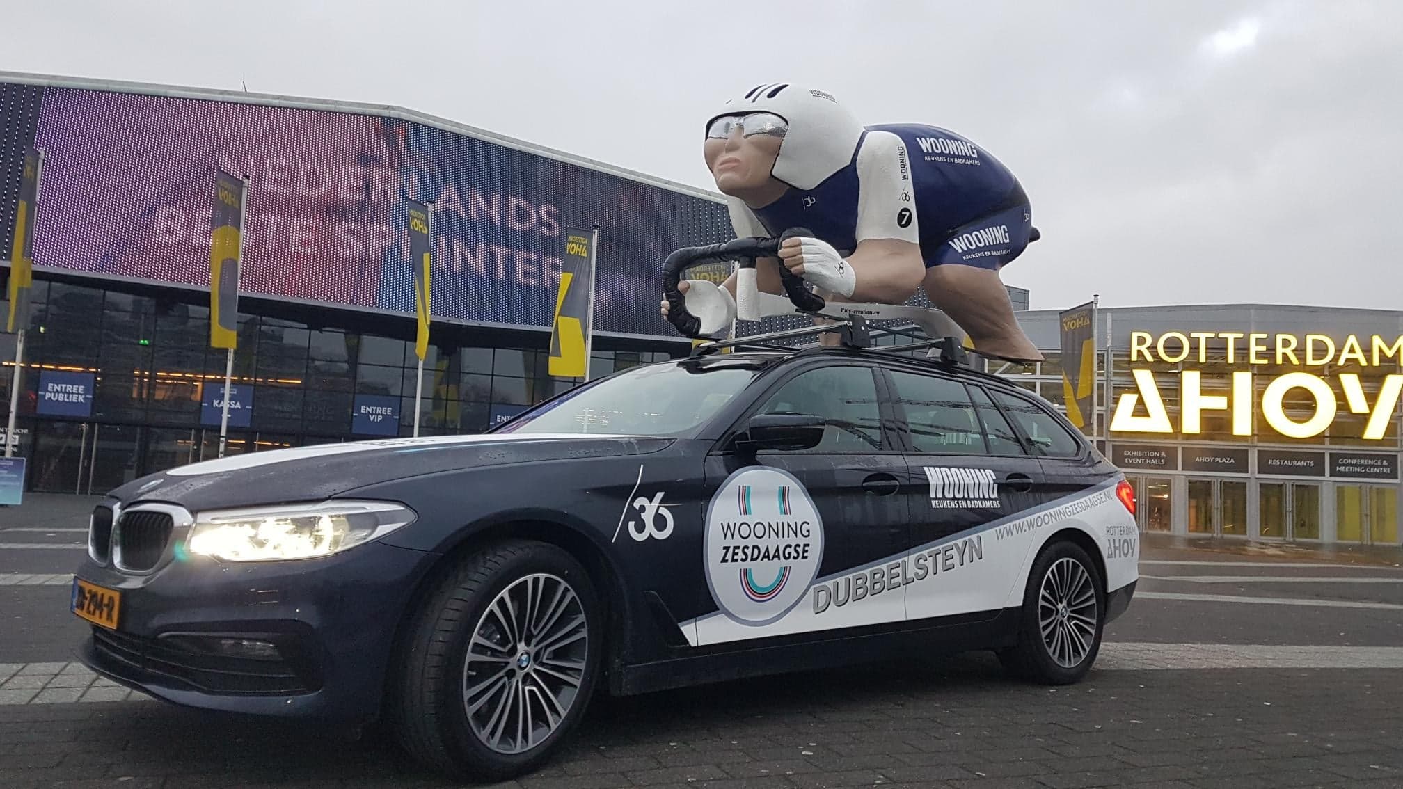 afbeelding van wielrenner, 3D wielrenner, 3D pop, promowagen, promotiewagen, reclamewagen,autoreclame,piepschuim,OOH reclame, OOH kunstwerk, buitenreclame, uitvergroeten merk, uitvergroten brands, reclameuiting, giant advertising, out of home reclame, sculpteren in piepschuim, carnavalspop, praalwagen, piepschuim wielrenner, reclameauto,  eyecatcher, trompe  l'oeil, blikvanger, blowup, blow up, uitvergroten, grote wielrenner, grote coureur,reclameauto,wooning zesdaagse, auto met wielrenner, auto met coureur,, publiciteit, publiciteitswagen, publiciteitsstunt, publiciteitswagen, promo, promomateriaal, promotiemateriaal, reclameobject, theatralisatie,winkeldecoratie,blowups, eyecatchers, 3D object, polyester maatwerk, polyester vormgeving, prop, sculpteren, decorbouw, thematisatie, theming, propmaker, sculpting, sculpteren, sculpteerwerk, praalwagen, paradewagen