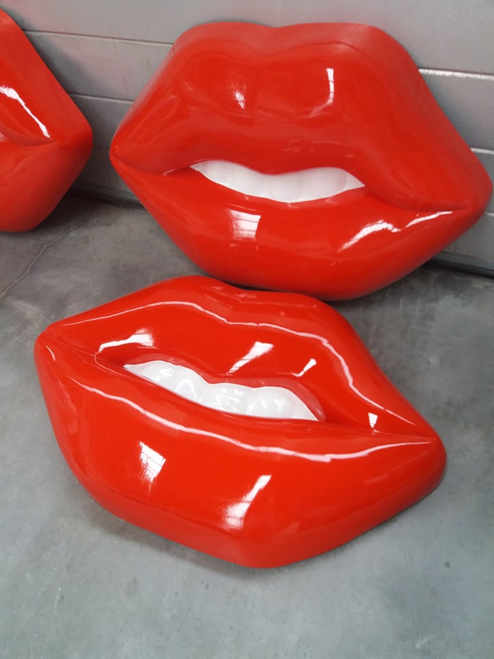 red lips, glossy lips, sweet lips,XL lips, 3D mouth, 3D lips, lip art, large lips in fiberglass, lips in eps, lips in styrofoam,lipstick, big lipstick, XL lipstick, rouge  lvres, gros rouge  lvre, large lipstick,  wall decoration, shop decoration, white teeth, teeth in eps, teeth in fiberglass, mouth advertisement, lipeyecatcher, lip blowup, XL lips, handicraft, gag, propmaker, wall prop, dancing decoration, 3D lips, lips sculpt,rote lippen, groe lippen aus polyester, lippen aus eps, lippen aus styropor, wanddekoration, ladendekoration, weie zhne zhne aus eps, zhne aus polyester, mundwerbung, lippenfnger, lippenexplosion, xl lippen, kunsthandwerk, knebel, propmaker, wandsttze, tanzdekoration, 3D Lippen, Lippenskulptur